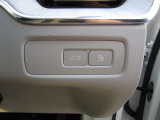 テールゲートには、車内からもスイッチ一つで開閉可能な電動開閉機能を装備。