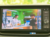 停車中に、テレビや動画をお楽しみいただけます。後部座席の方も快適に過ごせますね。長距離ドライブに嬉しい機能です。