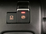 【電動パーキングブレーキ】スイッチ一つで簡単に操作できる電動パーキングを搭載。シフト操作やアクセルと連動してパーキングブレーキが作動・解除されるため、スムーズな発進が可能に。