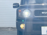 【LEDヘッドライト】悪天候や夜間走行時も良好な視界を確保し安心して運転できる高輝度LEDヘッドライトを装備!点灯速度が早く、消費電力も抑えられています。