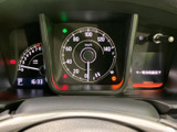 視認性の高いメーター類で、運転に必要な情報をしっかり確認できます。洗練されたデザインが、運転席をスタイリッシュに演出します。