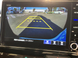 後方の様子を画面で確認でき、駐車時の周囲確認をサポートします。ガイド表示も備わり、車庫入れや狭い場所での切り返しなど、後退操作を行う際に目安として活用できる便利な装備です。