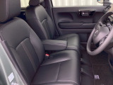 フロントシートです!!ベンチシートなので座席の移動もスムーズに出来ます!!足元も広く運転も楽ですよ!!