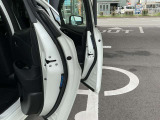 乗降時などに後方から来る車やバイクの注意喚起に役立つセーフティイルミネーション!