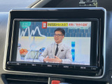 画面でテレビ番組を視聴でき、停車中の待ち時間にも映像を楽しめます。音声や画面表示を確認しながら過ごせるため、駐車場での休憩やお迎えの合間などにも活用いただける装備です。