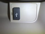 便利な充電用USBジャックも付いています。