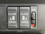 【両側パワースライドドア】スマートキーや運転席のスイッチで後席両側スライドドアの開閉が可能♪電動だから力を入れてドアを開ける必要が無く、小さなお子様でも簡単に開け閉めでき快適です♪