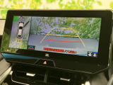 後方車両の状況を安全確認できるバックモニター。狭い場所での運転や駐車も安心です。運転操作をサポートし、安全性を高めます。
