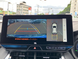 後方映像に加えて車両周囲の表示も確認でき、駐車時の後方確認をサポートします。画面上のガイド表示を目安にしながら周囲を確認できるため、駐車場での切り返しや車庫入れに役立つ装備です。