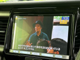 テレビ番組が画面に表示され、停車中に映像を視聴して過ごせる装備です。画面には操作用のボタンも配置され、停車時の待ち時間を有効に使いたい場面で活用いただけます。