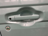 【リクエストスイッチ】スマートキーをポケットやカバンに入れた状態でドアの施錠、開錠ができます。
