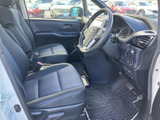 運転席まわりは前方を見渡しやすい視界で、乗り降りの際にも室内全体を把握しやすい配置です。シートには落ち着いた色合いを採用し、毎日の運転を心地よく支えます。