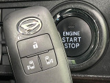 【キーフリーシステム】カバンやポケットに入れたままでもドアの施錠・解錠が可能なスマートキーを装備。エンジンのオン・オフ時もカギを取り出す必要が無いからとっても便利です♪