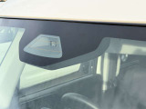 【スズキ】デュアルセンサーブレーキは、前方の車両や歩行者を2種類のセンサーで検知し、衝突の危険がある場合にブレーキを作動。事故リスクを軽減し、安全な運転をサポートします。