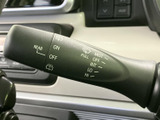 MISTや間欠、低速・高速などの表示が見やすく、必要な作動位置を確認しながら操作できます。フロントとリアの表記もあり、天候に応じた視界確保に役立つ装備です。