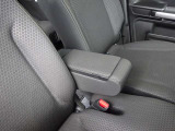 【クッション性のある肘置き】運転時の疲労軽減に繋がる肘置き。シートカラーと統一しており高級感を放ちます。