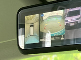 後方を含む周囲の映像をモニターで確認でき、駐車時の安全確認をサポートします。画面には進行方向の目安となるガイドも表示され、車庫入れや狭い場所での取り回しに役立つ装備です。
