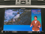 大きく表示されたテレビ画面で、停車中に映像や番組を視聴できます。出先での休憩時間などに活用しやすく、車内で過ごすひとときを快適に演出する便利な装備としてお役立ていただけます。