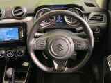 インテリアに合わせたデザインのステアリングは、運転される方のことも考え、運転しやすい形状、大きさです。是非一度、実際に触ってお確かめください。