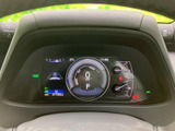 中央の表示を中心に、速度やシフト位置など運転に必要な情報を確認できます。表示がまとまっていて視線を向けやすく、各種インジケーターも運転中の状況把握を助けます。