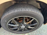 アルミホイールが装備されています。このちょっとしたポイントで車が格段にかっこよく見えますね☆