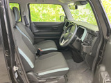 明るい窓から外の景色を見渡せる運転席まわりで、前方や左右の確認がしやすい印象です。シートは身体を預けやすい形状で、乗り降りもしやすい開口部が備わります。