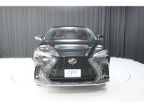 エクステリアは、一目でLEXUSとわかるスピンドルグリルを起点に、人が乗るキャビンの前後を大胆に絞り込んだ菱形のボディと力強く張り出したホイールフレアを融合させ、タイヤの存在を強調しています。