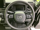 握りやすい形状のステアリングに、オーディオや運転支援に関するスイッチを配置。視線を大きく動かさずに手元で操作しやすく、運転中の各種設定に活用できます。便利な装備がまとまっています。