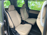 ゆったり座れる独立したシートが並び、同乗者それぞれがくつろぎやすい空間です。大きな窓から光が入り、明るさと見晴らしのよさも感じられます。