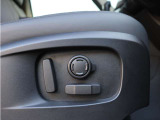 【運転席】細かなポジション調整がしやすい電動フロントシートを装備。