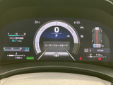見やすいメーターで必要な情報を確認でき、洗練されたデザインが運転席をスタイリッシュに演出します。安全運転をサポートします。