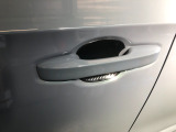 【ドアハンドル】Hondaスマートキーを携帯し、ロックボタン、ドアハンドルを操作することで施錠や解錠ができます。