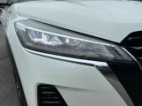 LEDヘッドライトは明るく暗い道も安心です。ロービームとハイビームを自動で切り替えてくれて便利なハイビームアシスト機能付き。
