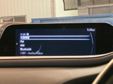 オーディオソースの選択画面で、交通情報やFM、AM、Bluetooth、USBなどが一覧で確認できます。用途に合わせて音源を選びやすく、停車中の車内時間にも活用しやすい表示です。