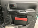 【運転席ドア】ドリンクホルダーと収納ポケットがあります。