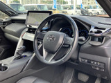 運転席まわりはメーターやナビ画面が見渡しやすく、前方の視界も確保されています。シートに腰掛けた際の落ち着いた空間に加え、操作部が手の届きやすい位置にまとまり、毎日の運転を支えます。