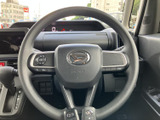 前方を見ながら手元のスイッチ類を確認しやすい配置で、運転中の操作を助けます。握りやすい形状で、毎日の通勤やお出かけでも扱いやすい運転席まわりです。