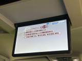 【フリップダウンモニター】大画面モニターで後席でもエンタメをお楽しみいただけます。小さなお子様にも大人気の装備です♪