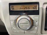 【オートエアコン】一度お好みの温度に設定すれば、車内の温度を検知し風量や温度を自動で調整。暑い&hellip;寒い&hellip;と何度もスイッチ操作をする必要はありません。快適な車内空間には必須の機能ですね♪