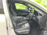 運転席まわりは、シートに腰掛けた際に前方からメーター、センター部まで見渡せる配置です。ゆとりのある座面と落ち着いた色合いで、日々の移動も心地よく過ごせそうです。