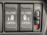 【両側パワースライドドア】スマートキーや運転席のスイッチで後席両側スライドドアの開閉が可能♪電動だから力を入れてドアを開ける必要が無く、小さなお子様でも簡単に開け閉めでき快適です♪