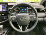 手元に各種スイッチを備えたステアリングで、運転姿勢を保ちながら必要な機能にアクセスしやすい設計です。メーターも見渡せる位置にあり、運転時の確認を助けます。