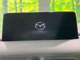 【10.25インチマツダコネクト】車内の雰囲気にマッチした大型ディスプレイ。スマホ接続でのナビ使用やBluetooth再生等、様々な機能が楽しめます。直感的なダイヤル操作が可能で、使い勝手も良好です。