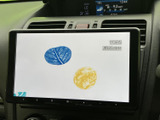 テレビ番組を画面で視聴できる装備です。停車中の待ち時間に映像を楽しめるため、移動の合間にひと息つきたい場面にも便利にお使いいただけます。