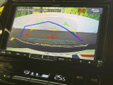 【バックカメラ】駐車時に後方がリアルタイム映像で確認できます。大型商業施設や立体駐車場での駐車時や、夜間のバック時に大活躍!運転スキルに関わらず、今や必須となった装備のひとつです!