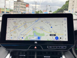 地図を画面いっぱいに表示し、周辺の道路や施設の位置を確認しやすいレイアウトです。画面端には各種メニューも並び、必要な情報へアクセスしやすくなっています。目的地探しやお出かけの計画に便利です。