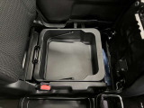 【シートアンダーボックス】助手席下には持ち運び可能な収納ボックスが装備されています。車検証ケースや靴などが収納できます。