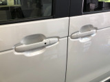 【ドアハンドル】Hondaスマートキーを携帯し、ロックボタン、ドアハンドルを操作することで施錠や解錠ができます。