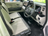 運転席と助手席は、明るい色合いのシートで落ち着いた雰囲気にまとまっています。前方を見渡しやすい視界と足元の空間があり、日々の移動もゆったりお過ごしいただけます。