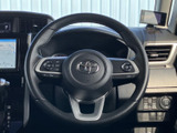 握りやすい形状のステアリングに複数のスイッチを備え、手元から車内機能へアクセスしやすい構成です。運転姿勢のまま必要な操作を行いやすく、日々の移動をサポートします。